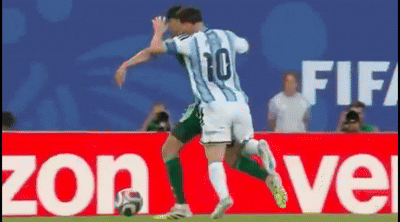 Tranh cãi Messi thoát thẻ đỏ